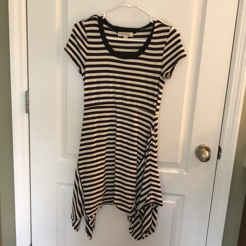 Super cute dress. Very comfortable material.